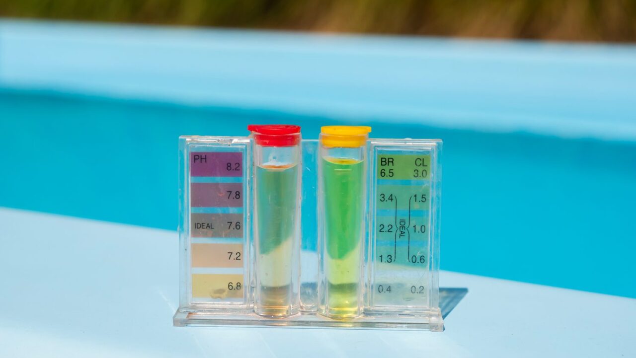 Test de l’eau d’une piscine avec des bandelettes pour vérifier le niveau de chlore.